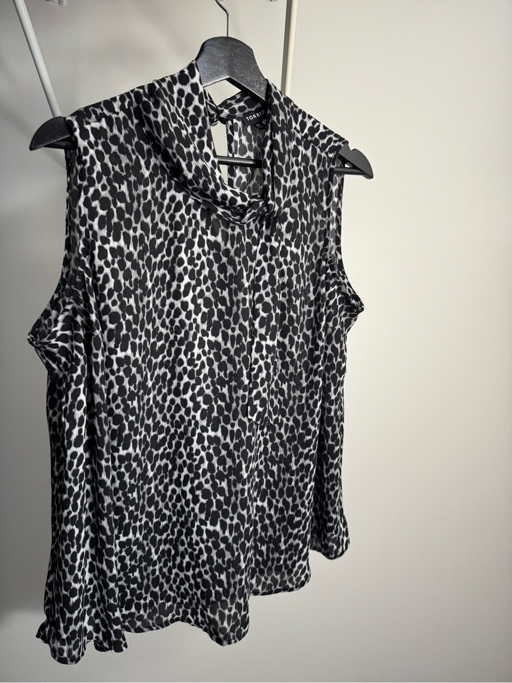 Torrid Size 00 Sleeveless Black & White Animal Print Blouse